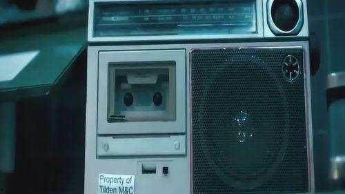 活死人的诅咒在线观看,惊悚解密，生死边缘的求生之旅  第1张